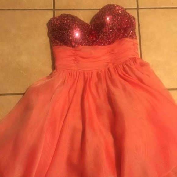 Formal dress - Picture 1 of 2